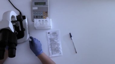 Bir tıbbi klinik araştırmacısının laboratuvar masaüstünün en iyi görünümü