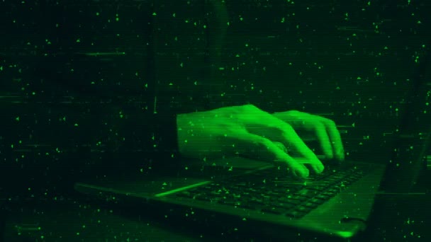 Руки хакер введення на клавіатурі терміналу крупним планом — стокове відео