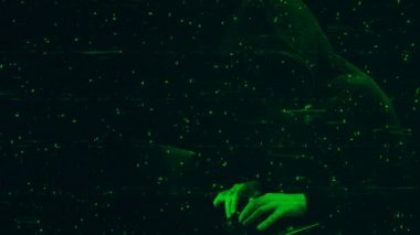 Bir dizüstü bilgisayar klavyesinde yazma bir yüz olmadan bir başlık içinde Hacker