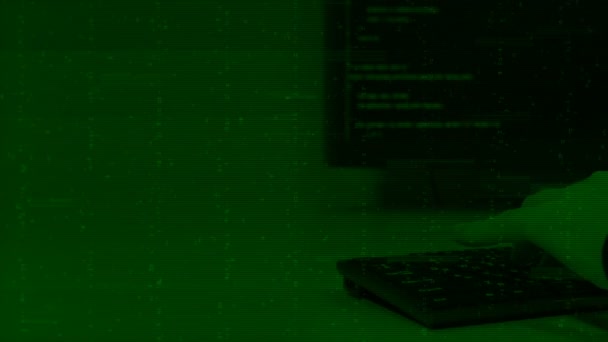 Hacker programmeur mains fermer le code de frappe sur le clavier dans le terminal vert 