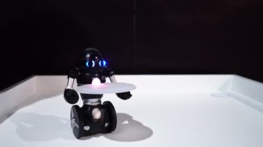Lipetsk, Rusya Federasyonu - 25 Ocak 2018: Robotsergisi. Küçük bir oyuncak robot iki tekerlek üzerinde tutulur