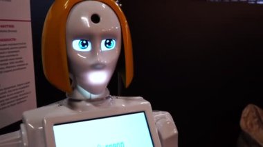 Lipetsk, Rusya Federasyonu - 25 Ocak 2018: Robotsergisi. Göğsünde ekran ile Robot kadın