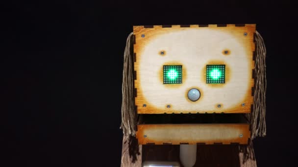 Голова деревянного робота крупным планом портрета Android — стоковое видео