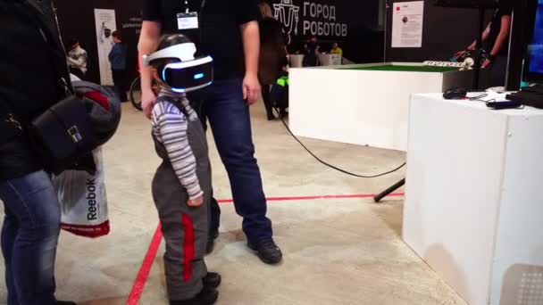 Lipetsk, Fédération de Russie - 25 janvier 2018 : Exposition de robots. Enfant avec lunettes station de jeu de réalité virtuelle — Video