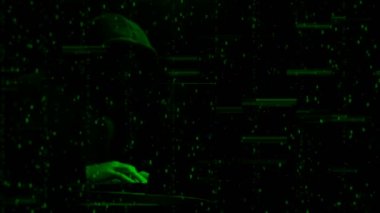 Bir dizüstü bilgisayar klavyesinde yazarak bir başlık bir yüz olmadan Yeşil programcı