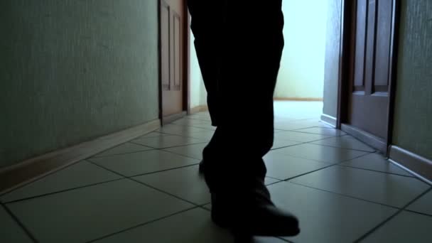 Hombre en zapatos camina por un corredor sucio hacia adelante en la cámara, de cerca — Vídeo de stock