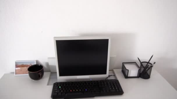 Χώρος εργασίας στο τραπέζι με έναν υπολογιστή σε ένα λευκό καθαρό δωμάτιο. — Αρχείο Βίντεο
