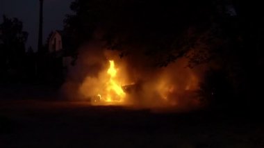 İtfaiyeciler yanan otomobili özel yollarla yangını başarıyla söndürdü
