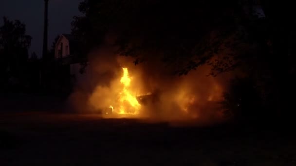 消防士は、特別な手段によって火災で燃えている車を正常に消し止めてください — ストック動画