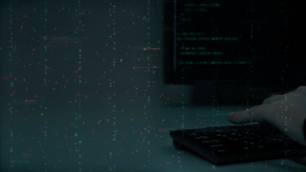 Хакер-программист типа терминальный код на клавиатуре, фокус движения для мониторинга, закрытие руки — стоковое видео