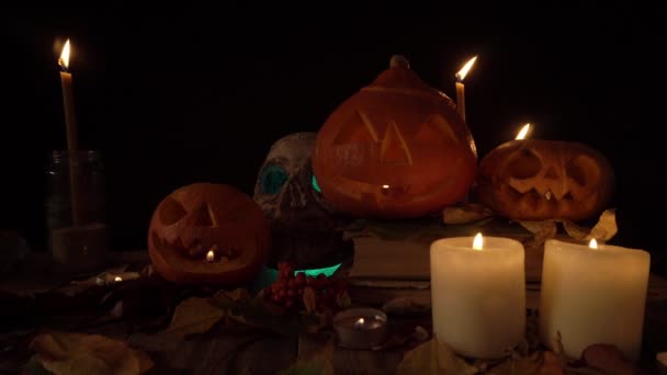 Decorações de Halloween Jacks lanternas e crânio à luz de velas, loope vídeo — Vídeo de Stock