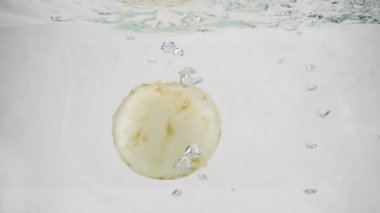 Bir mantar şampiyonu yavaşça kaynar suya batıyor, yavaş çekimde yakın çekim.