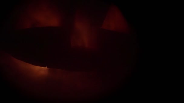 Vereinzelte Kürbislaterne mit Rauch und brennender Kerze — Stockvideo