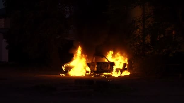 Bruciare auto in fiamme di fuoco e arrivati vigili del fuoco — Video Stock