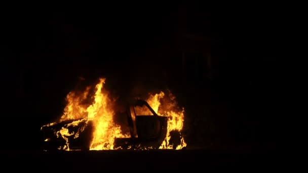 Bilen brinner orange lågor, slow-motion skytte — Stockvideo