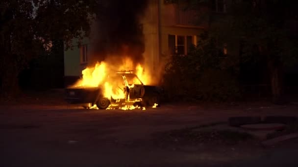 Coche ardiente cerca de una casa en una zona dormitorio de la ciudad. — Vídeos de Stock