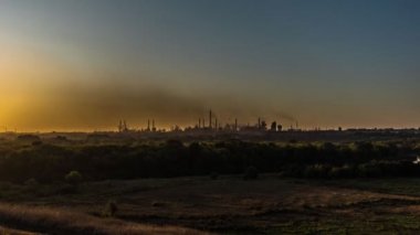 Siyah duman üreten büyük bir sanayi fabrikası havayı kirletiyor