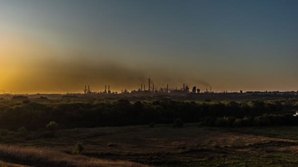 Una gran planta industrial que produce smog negro contamina el aire — Vídeos de Stock