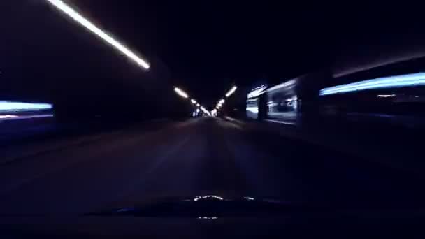 Paseo rápido en coche por la ciudad por la noche en rayos de luces de la calle, larga exposición — Vídeos de Stock