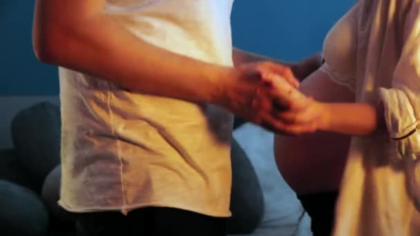 La futura madre e suo marito si tengono per mano e ballano insieme — Video Stock