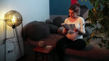 Hamile kadın hapları okuyor ve su toplamasını engelliyor.