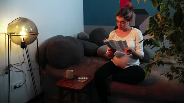 Femme enceinte lit les instructions de pilules et jette la plaquette thermoformée — Video