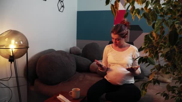 Gravid kvinna väljer mellan två p-piller blister och axelryckningar — Stockvideo