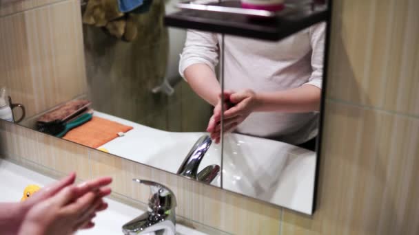 Беременная женщина тщательно моет руки с мылом в ванной — стоковое видео