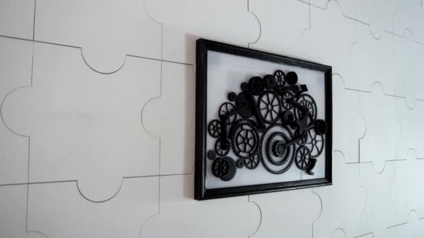 Geprefabriceerde 3D-schilderij van tandwielen in een zwart frame hangt aan de muur — Stockvideo