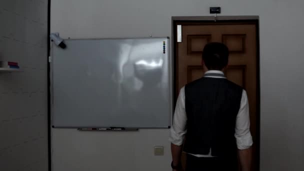 Detektiv zhasne a opustí kancelář na policejním oddělení. — Stock video
