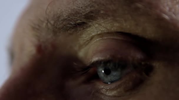 Le visage d'un homme aux yeux endoloris est très rapproché — Video