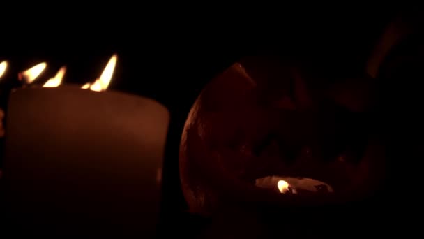 A chama da vela na lanterna Jack Halloween decorações closeup — Vídeo de Stock