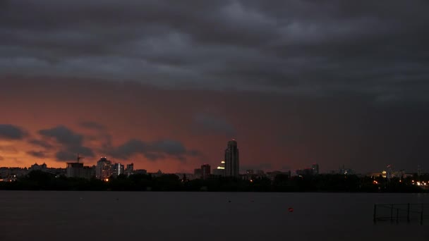 Uma cronologia de nuvens chuvosas e relâmpagos sobre o horizonte da cidade — Vídeo de Stock