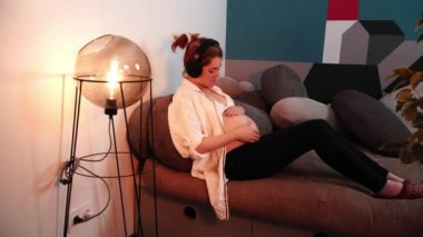 Annem müzik dinleyip kulaklıklarını göbeğine takacak.