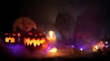 Cadılar Bayramı süslemeleri yoğun mistik bir siste spot ışıklarıyla aydınlatılır.