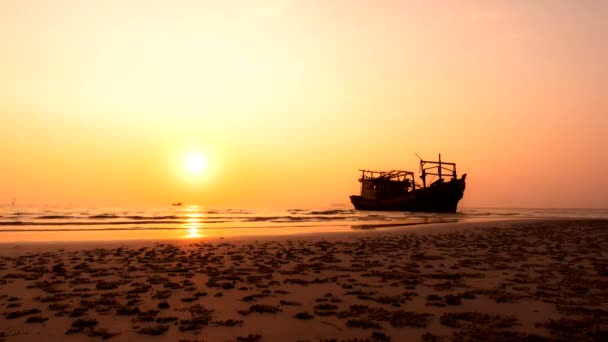 Zonsondergang aan de kleurrijke kust achter de boot in Thailand timelapse — Stockvideo