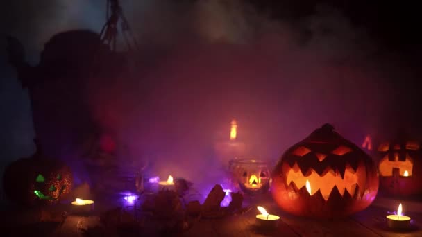 Atmosfäriska dekorationer i stil med Halloween i en tjock magisk rök mystisk bakgrund — Stockvideo