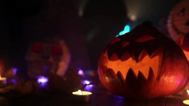 Jack-o-fener içinde yanan alevlerle ahşap masada duruyor.