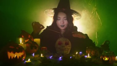 Genç kadın aroma çubuğunu tutuyor ve ellerini kafasının üstünde sallıyor.