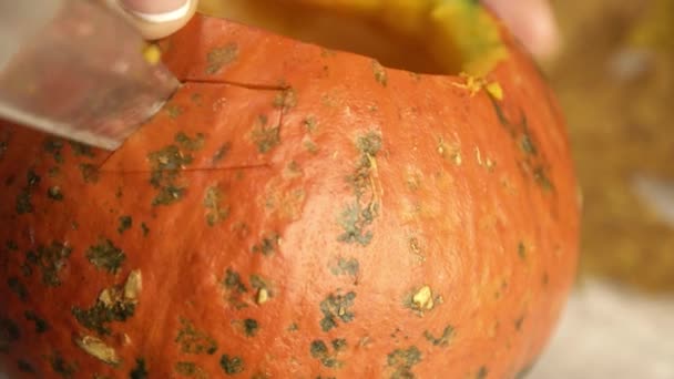 Ritagliando un occhio in una zucca per una decorazione di lanterna di Halloween da vicino — Video Stock