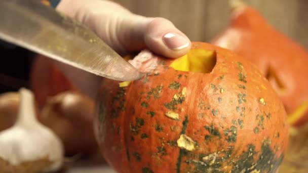 Вирізання рота гарбуза Хеллоуїн ліхтар прикраси — стокове відео