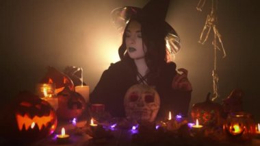 Aroma çubuğu tutan kadın el sallıyor ve gülüyor.