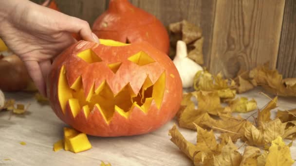 Het maken van een eng lantaarn op Halloween van een pompoen afwerking raakt — Stockvideo