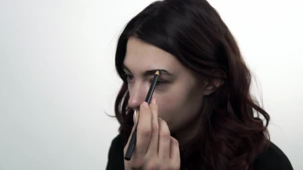 Een jong meisje maakt gebruik van traditionele make-up voor de vakantie van Santa Muerte — Stockvideo