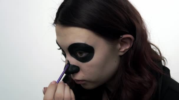 Κορίτσι ζωγραφίζει τη μύτη της μαύρη για το μακιγιάζ για τις διακοπές της Santa Muerte — Αρχείο Βίντεο