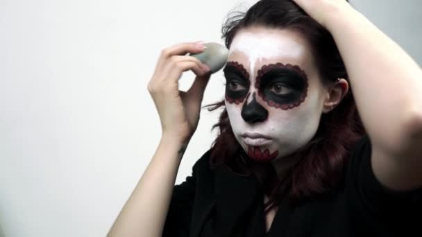 Meisje doet make-up skelet voor het feest van Santa Muerte — Stockvideo
