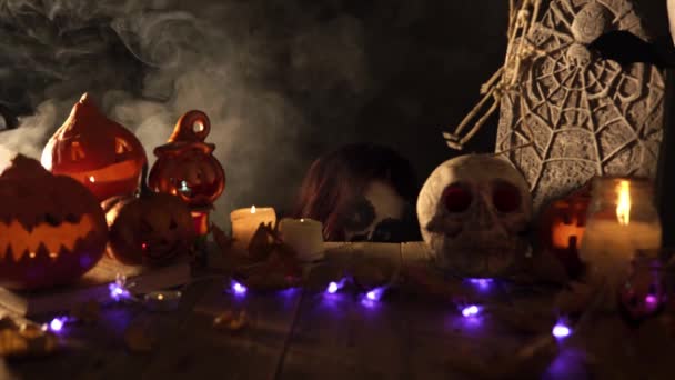 Bruxa com maquiagem esqueleto em seu rosto assusta em decorações de Halloween — Vídeo de Stock