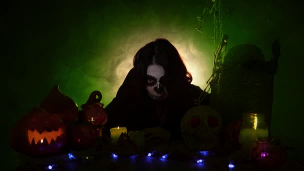 Klasik Santa Muerte makyajlı kız dumandan korkar. — Stok video