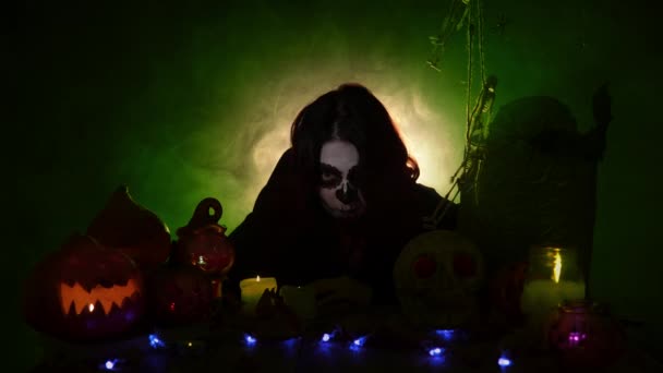 Ragazza con classico trucco Santa Muerte spaventa nel fumo — Video Stock