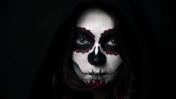 Chica con el día tradicional del maquillaje muerto sonríe y muestra una sonrisa — Vídeos de Stock